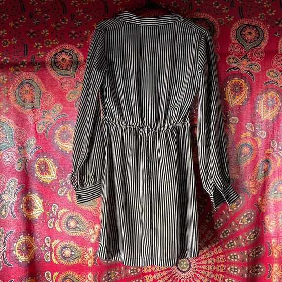 FOREVER 21 PLUNGE DRESS - Picture 3 of 3